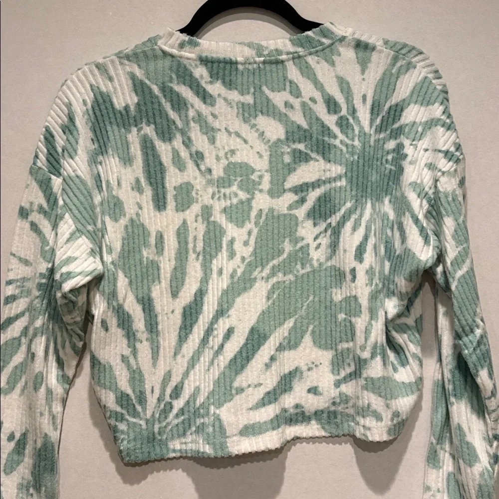 H&M - Girls cropped pullover sweater / sweatshirt. Size 12/14. Green and white